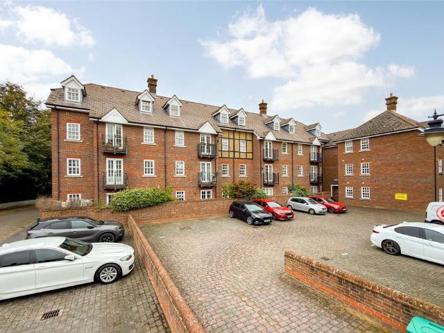 Flat for sale in St Albans, Five Acres
