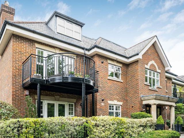 Flat for sale in Little Stanmore, Greater London