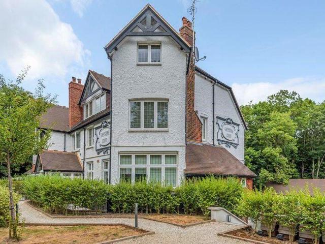 Flat for sale in Red Hill, Surrey