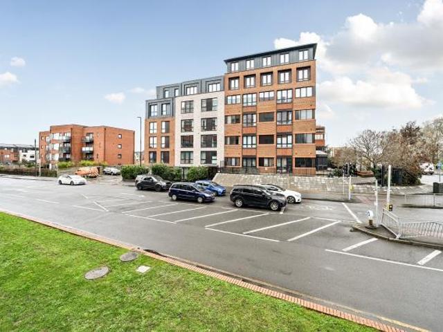 Flat for sale in Slough