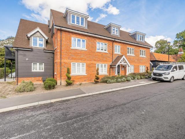 Flat for sale in Amen Corner (North), Binfield