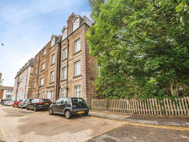 Flat for sale in Mount Pleasant, Iford