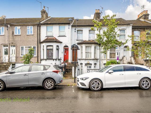 Flat for sale in London Borough of Croydon, Selhurst