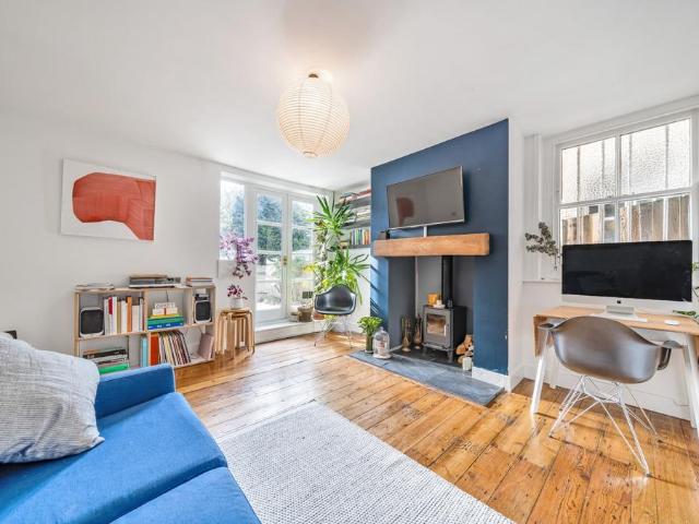 Flat for sale in Tulse Hill, Greater London