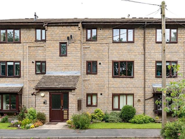 Flat for sale in Farsley, West Yorkshire