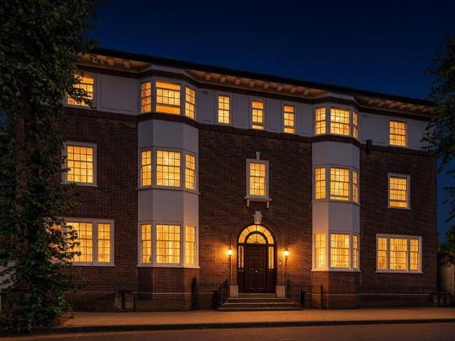Flat for sale in Highgate, Greater London