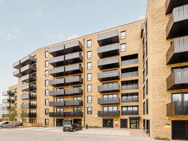 Flat for sale in London Borough of Ealing, Greater London