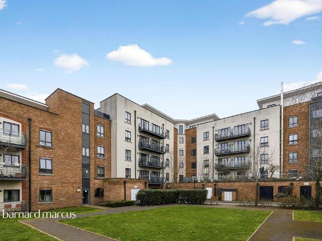 Flat for sale in Roehampton, Greater London