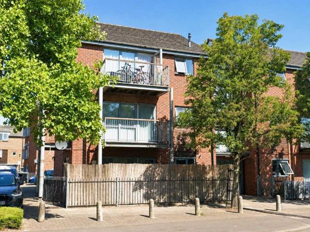 Flat for sale in London Borough of Hounslow, Greater London