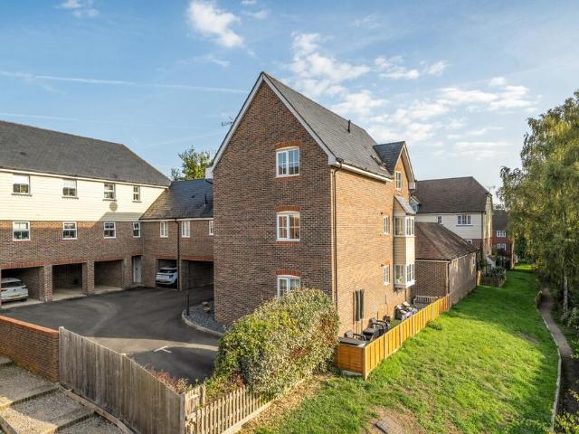 Flat for sale in Codmore Hill, Horsham