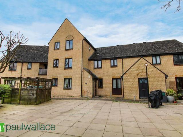 Flat for sale in Broxbourne, Hertfordshire