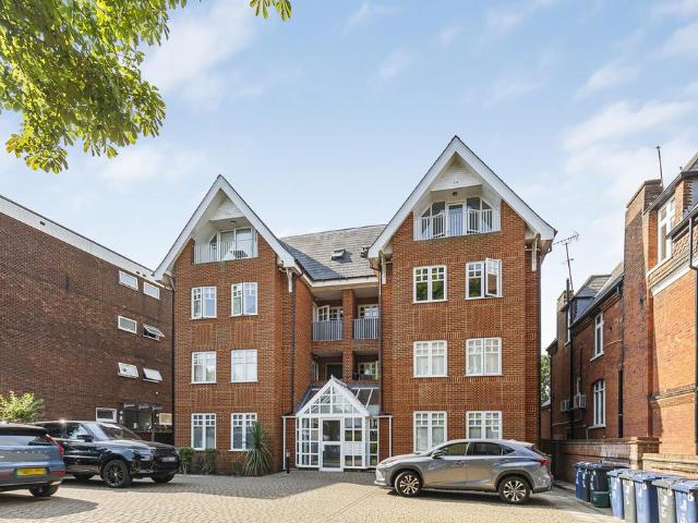 Flat for sale in London Borough of Ealing, Park Royal