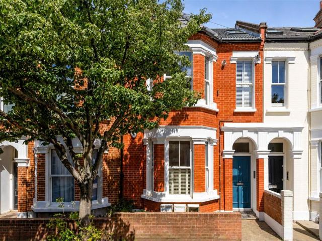 Flat for sale in Clapham, Greater London