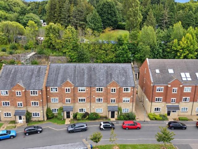Flat for sale in Farsley, West Yorkshire