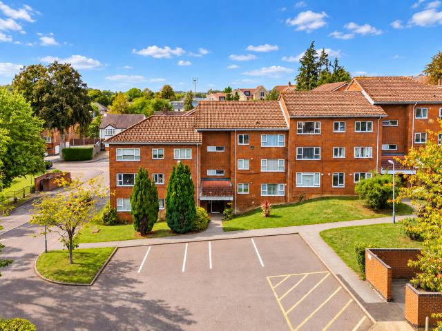Flat for sale in Roundwood, St Albans
