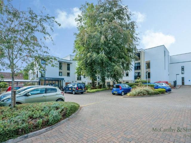 Flat for sale in Abbey End, Green Close