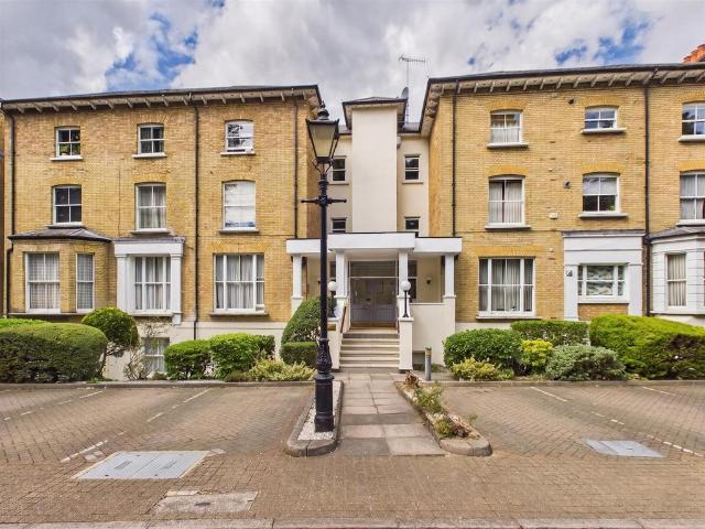 Flat for sale in Harrow On The Hill, Greater London