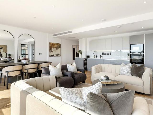 Flat for sale in Vauxhall, Greater London