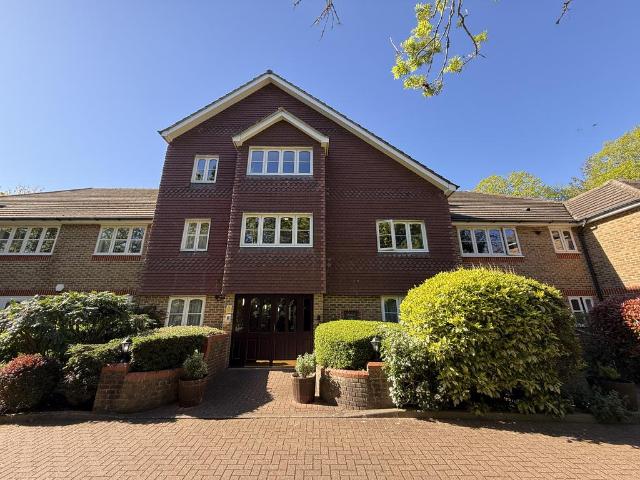 Flat for sale in Pinner, Greater London