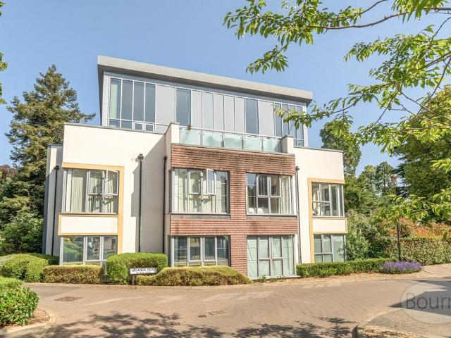Flat for sale in Boxgrove, Westborough