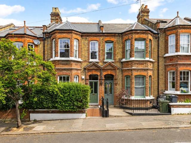 Flat for sale in Clapham, Greater London