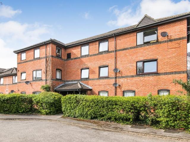 Flat for sale in Farnborough, Hampshire