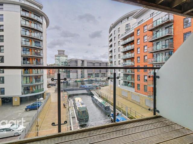 Flat for sale in Richmond Hill, West Yorkshire
