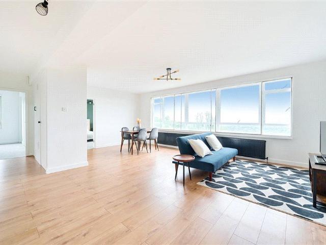 Flat for sale in London Borough of Lewisham, Forest Hill