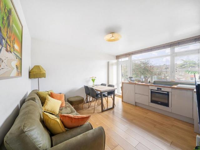 Flat for sale in Furzedown, Greater London