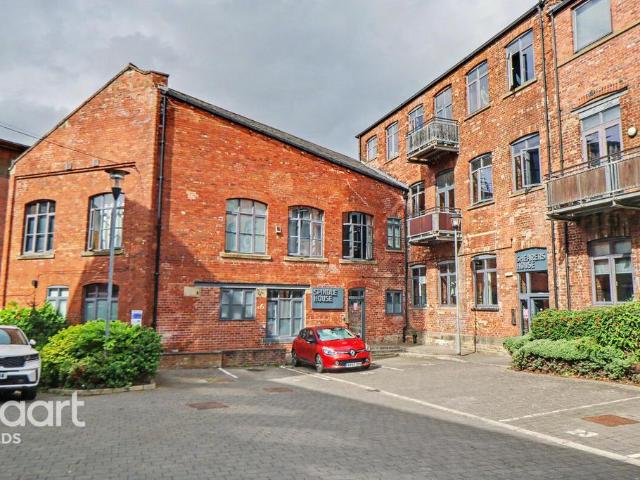 Flat for sale in Richmond Hill, West Yorkshire