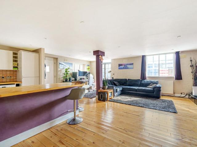 Flat for sale in Midway, Kent