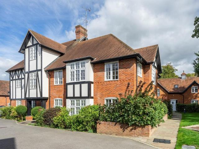 Flat for sale in Pouchen End, Hertfordshire