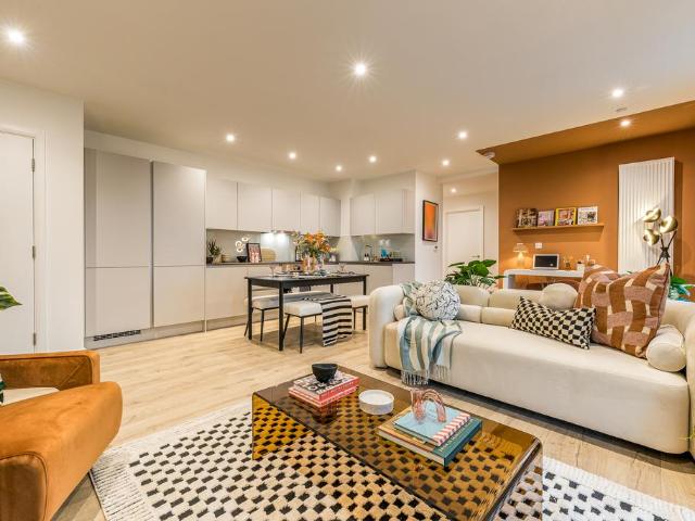 Flat for sale in E16, London