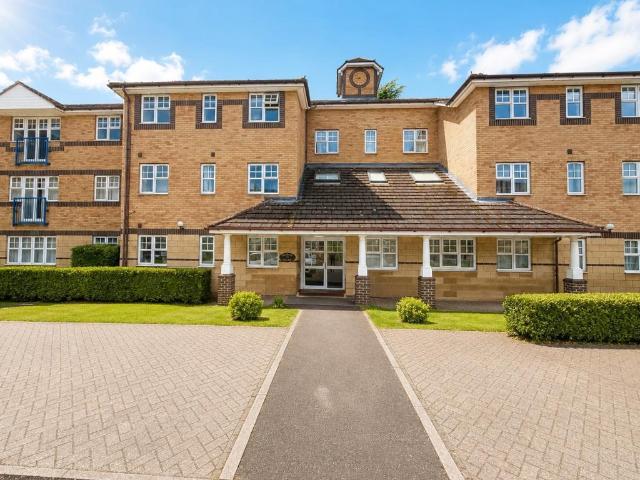 Flat for sale in Spring Park, Luton