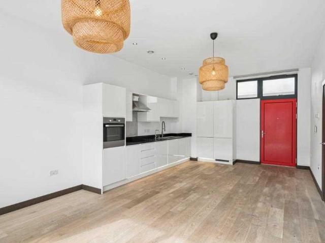 Flat for sale in Denham