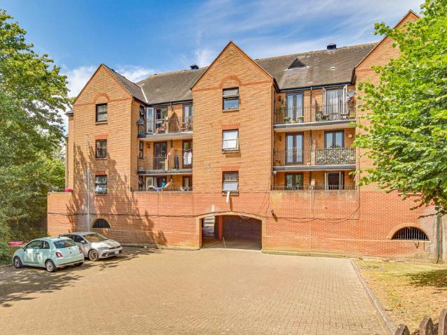 Flat for sale in Duton Hill, Essex