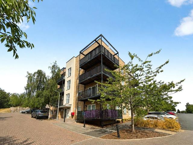 Flat for sale in Dee Park, Reading