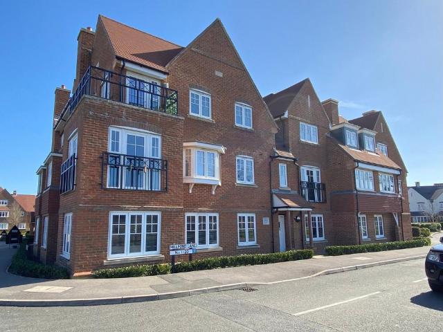 Flat for sale in Kilnwood Vale, Horsham
