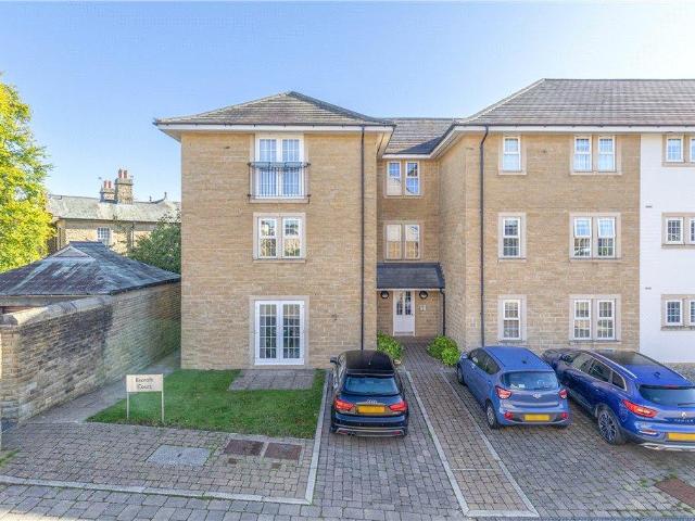 Flat for sale in Tranmere Park, West Yorkshire