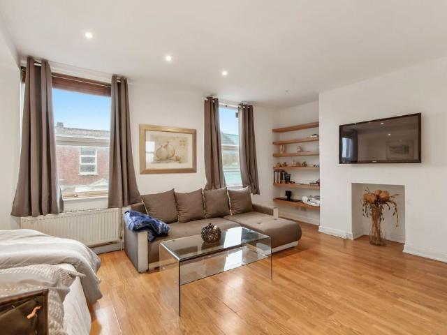 Flat for sale in Harlesden, Greater London