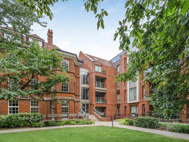 Flat for sale in West Hampstead, Greater London