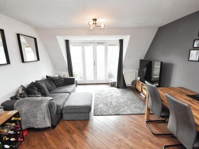 Flat for sale in Chipping Hill, Essex