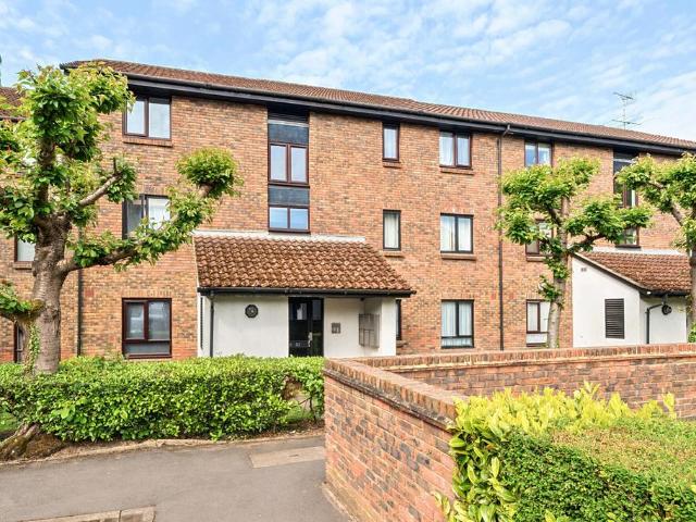 Flat for sale in Little Stanmore, Greater London