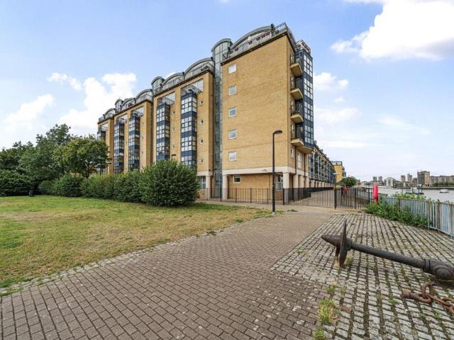 Flat for sale in Rotherhithe, Greater London