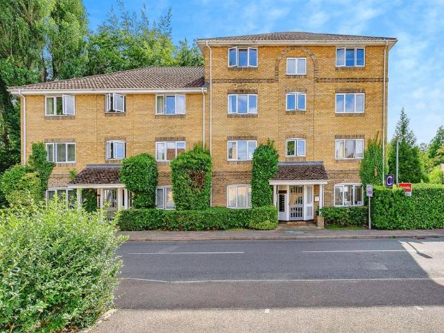 Flat for sale in Pouchen End, Hertfordshire