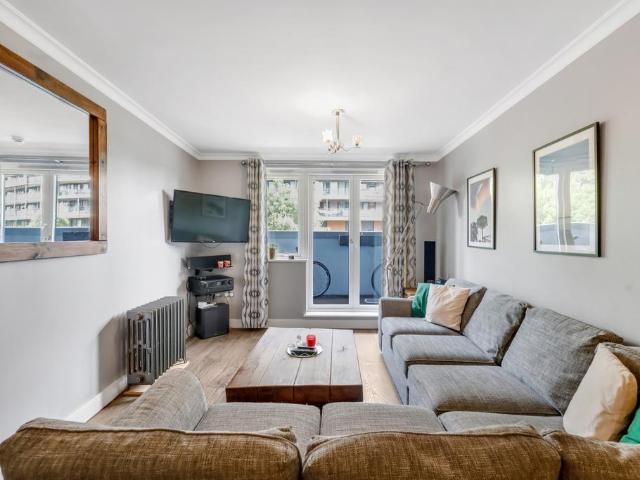Flat for sale in Mile End, Greater London