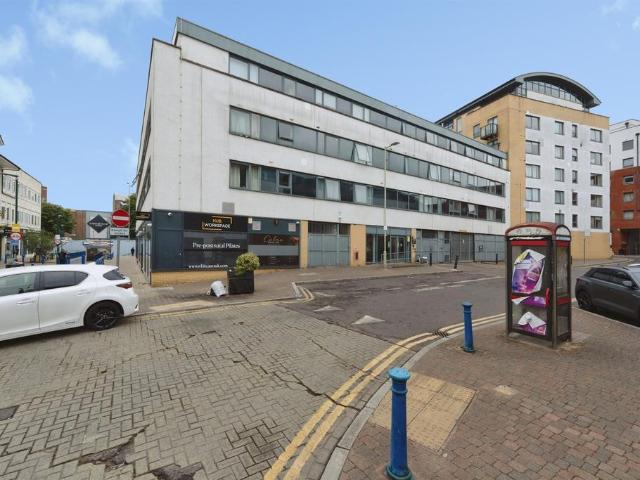 Flat for sale in Watford, Hertfordshire