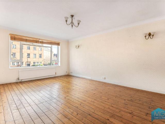 Flat for sale in Friern Barnet, Greater London
