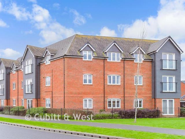 Flat for sale in Littlecote, West Sussex