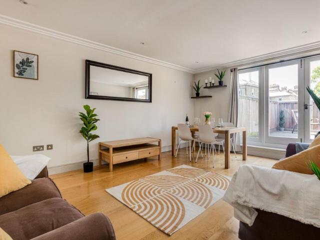 Flat for sale in Clapham Junction, Greater London
